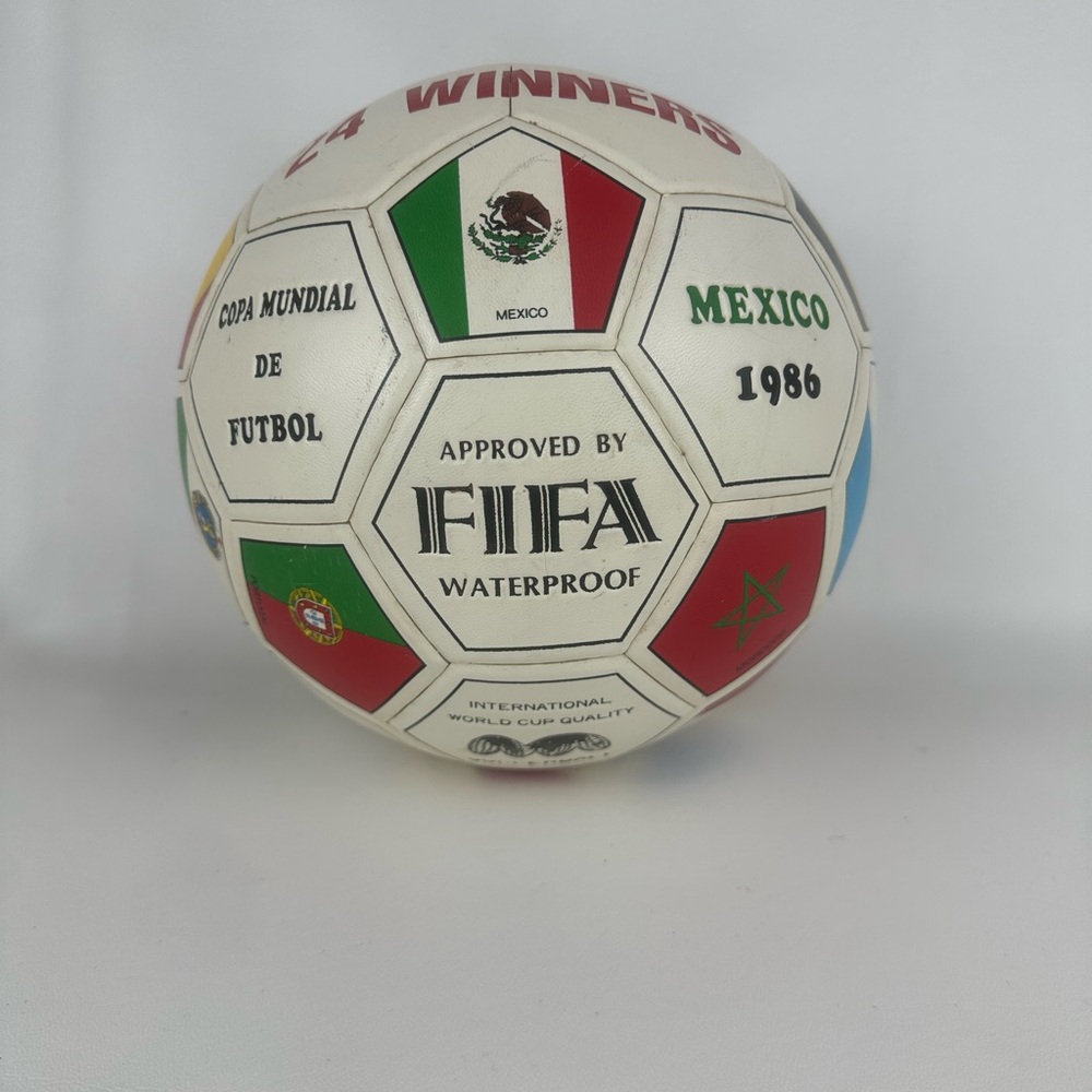 24 winners vintage Mexico 1986 ball in excellent condition!